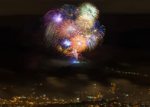 Fogos de artifício coloridos iluminando o céu da virada do ano sobre a cidade