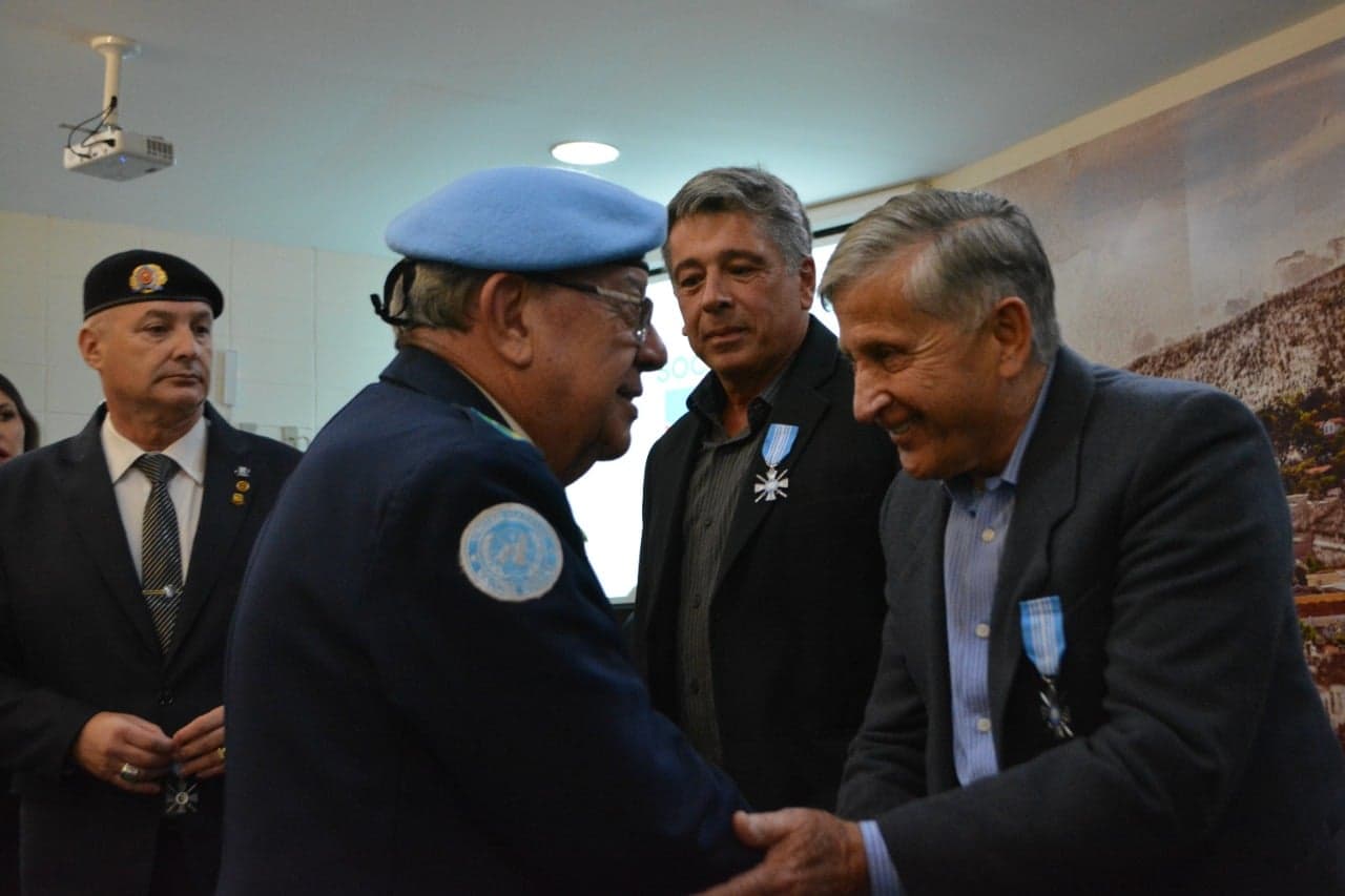 Câmara Municipal realiza solenidade de outorga da Medalha Cinquentenário das Forças de Paz do Brasil.