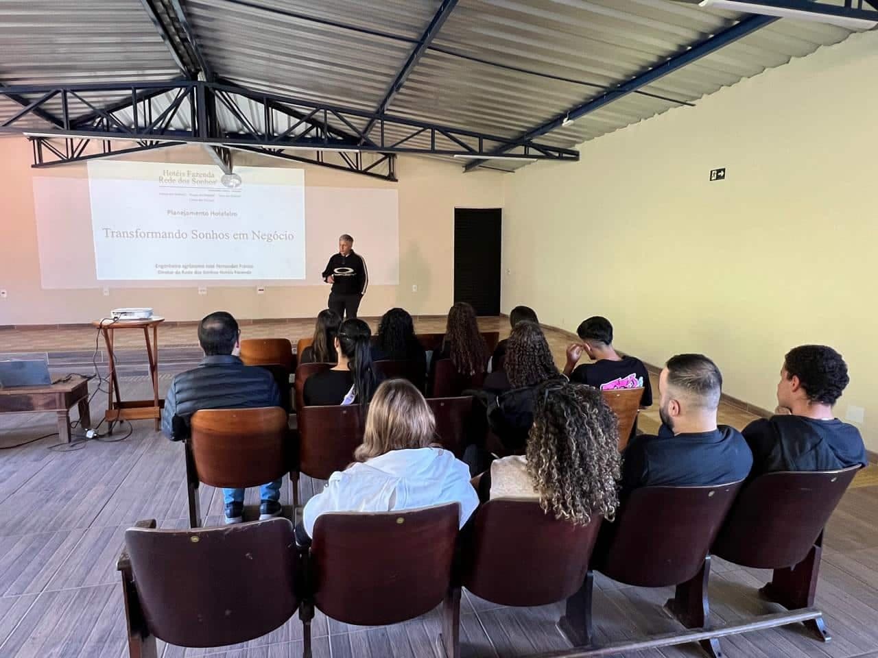 Alunos do Curso Técnico de Administração de Bueno Brandão Vivenciam Experiência Prática no Hotel Fazenda Terra dos Sonhos.