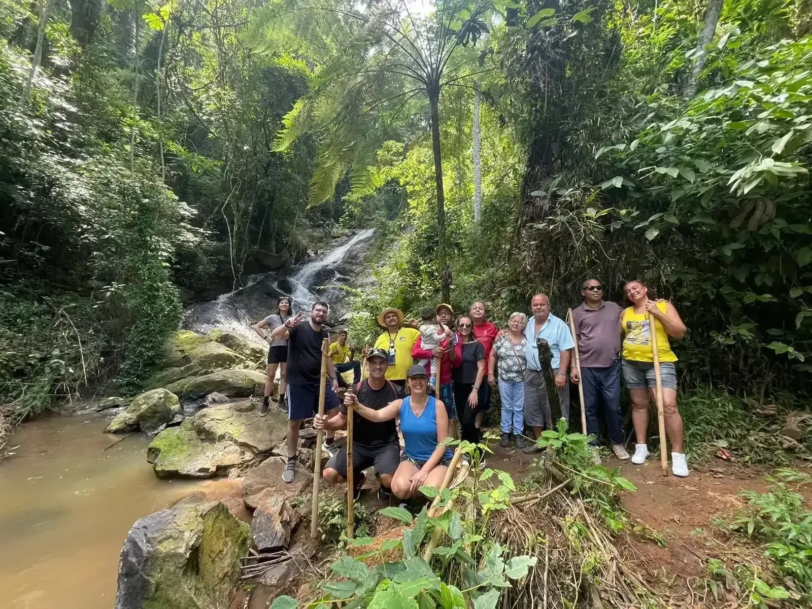 Grupo de hóspedes na trilha que leva à cachoeira