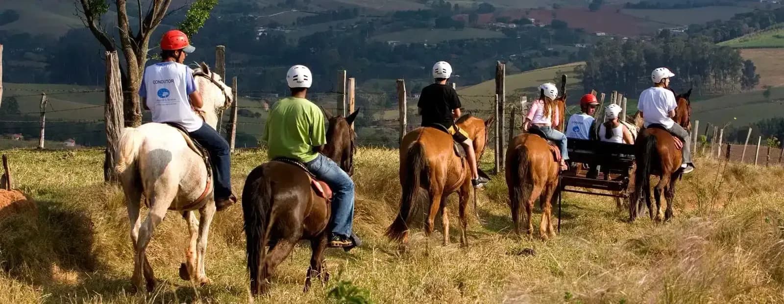 Cavalgada pelas montanhas do Campo dos Sonhos, com o vale de Socorro ao fundo