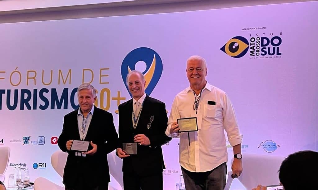 Condecoração durante o Diretor da Rede dos Fórum de Turismo para turistas 60+