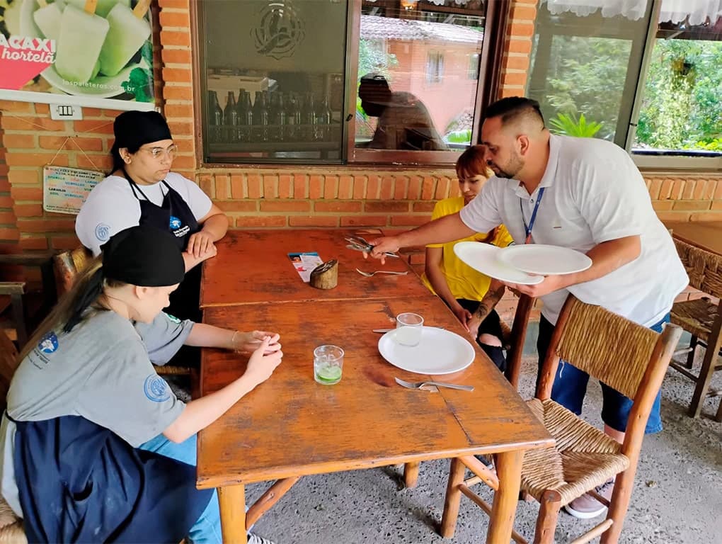 Primeira etapa do curso de garçom é realizada no Hotel Fazenda Parque dos Sonhos