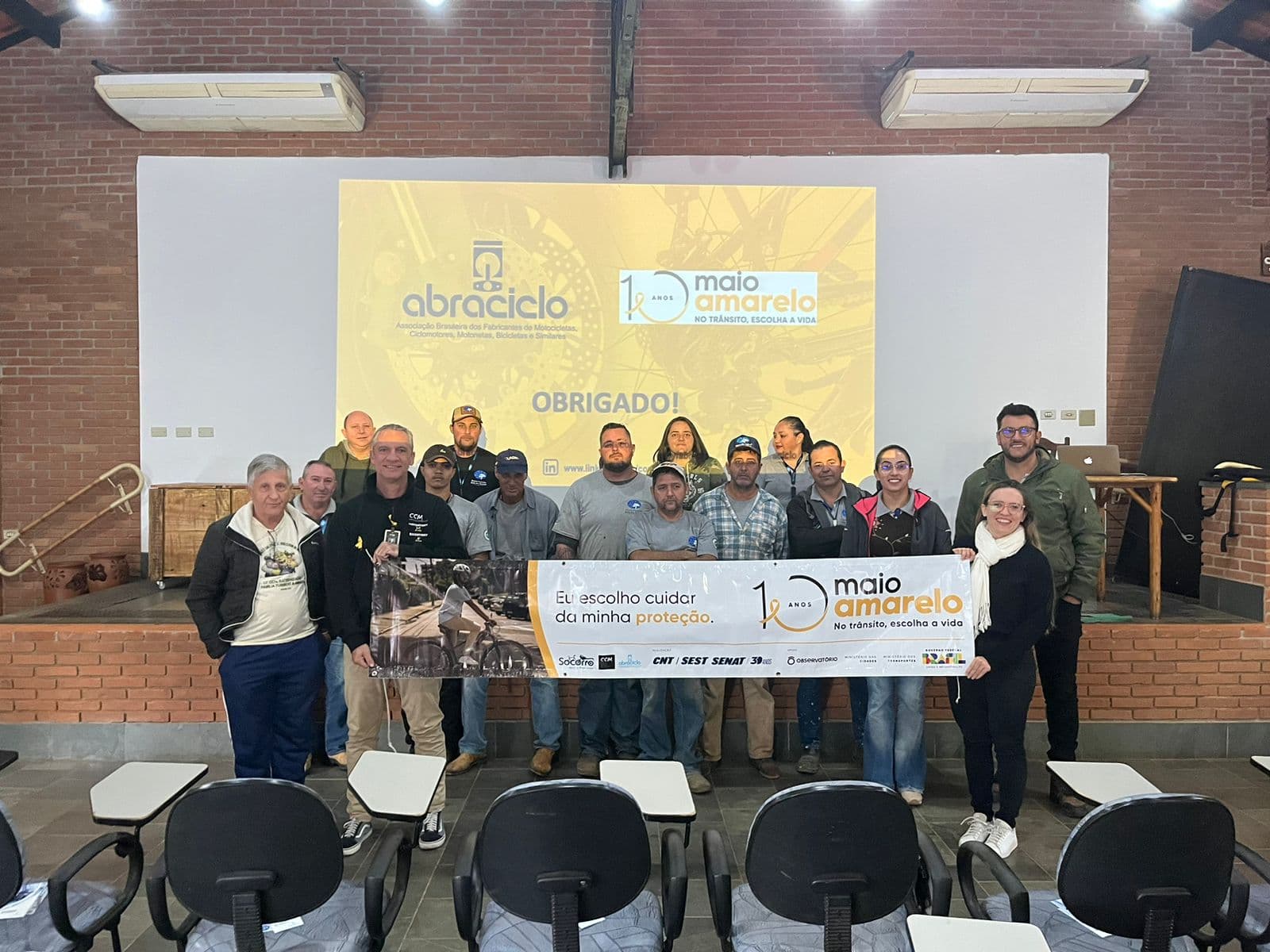Direção e equipe de Colaboradores do Campo dos Sonhos na palestra do Maio Amarelo