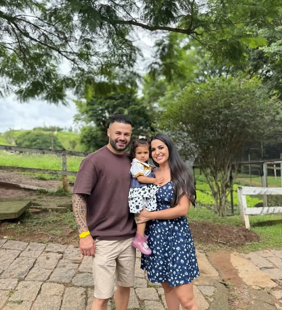 Casal com o bebê no colo na área verde do Portal dos Sonhos
