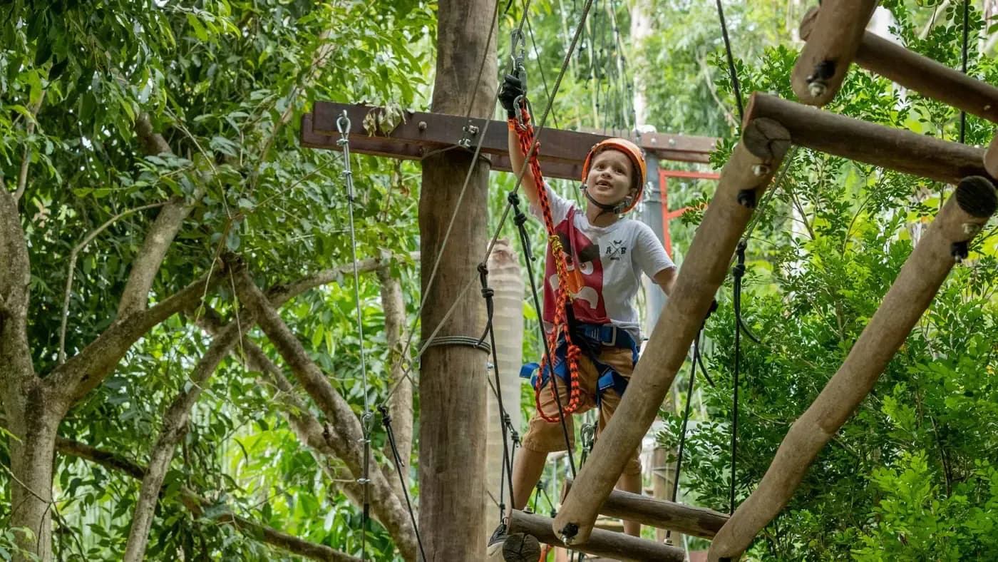 Hóspede no arvorismo do hotel fazenda