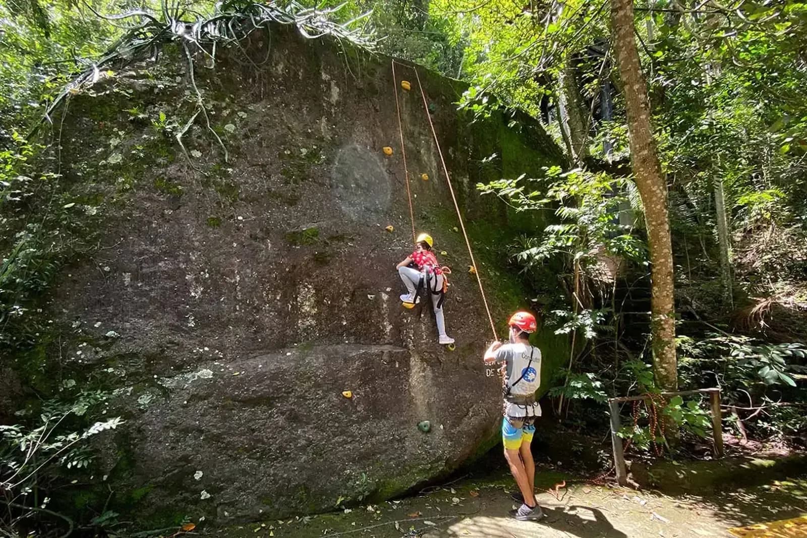 Escalada kids em parede natural no Parque dos Sonhos