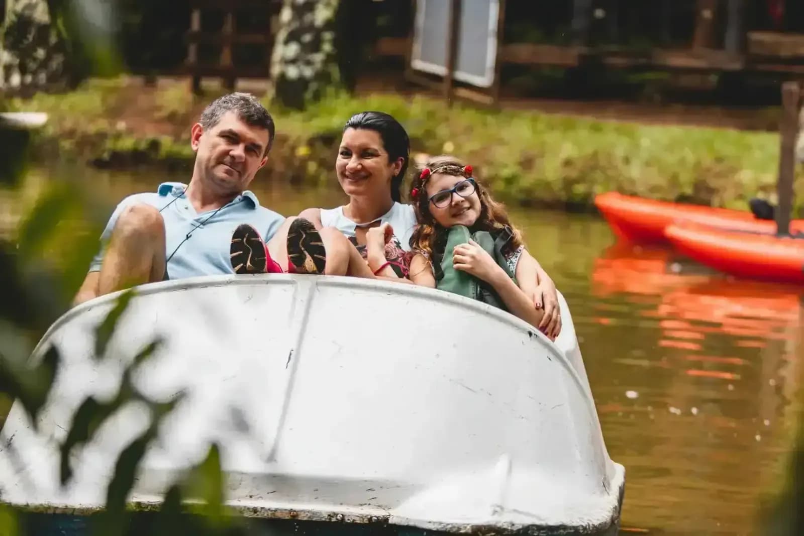 Família passeando de barco no lago do Campo dos Sonhos
