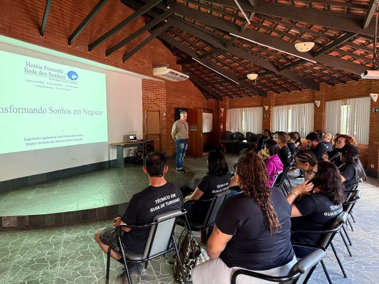 “Transformando Sonhos em Negócios”: Diretor da Rede dos Sonhos inspira alunos do SENAC Salto em palestra sobre turismo sustentável e de experiência.