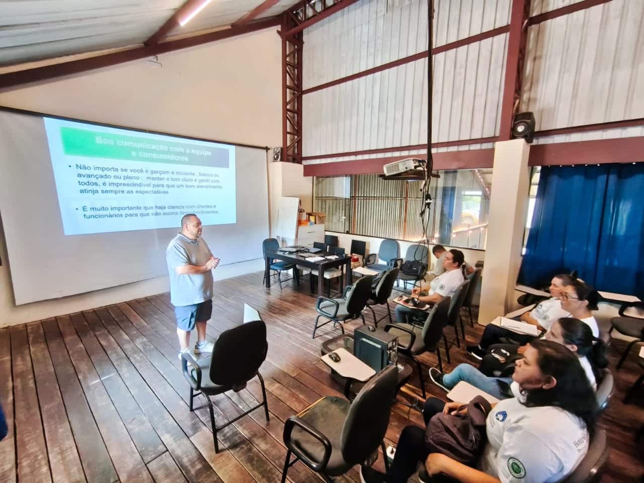 Treinamento de Garçom Eleva Padrão de Atendimento no Hotel Fazenda Colina dos Sonhos
